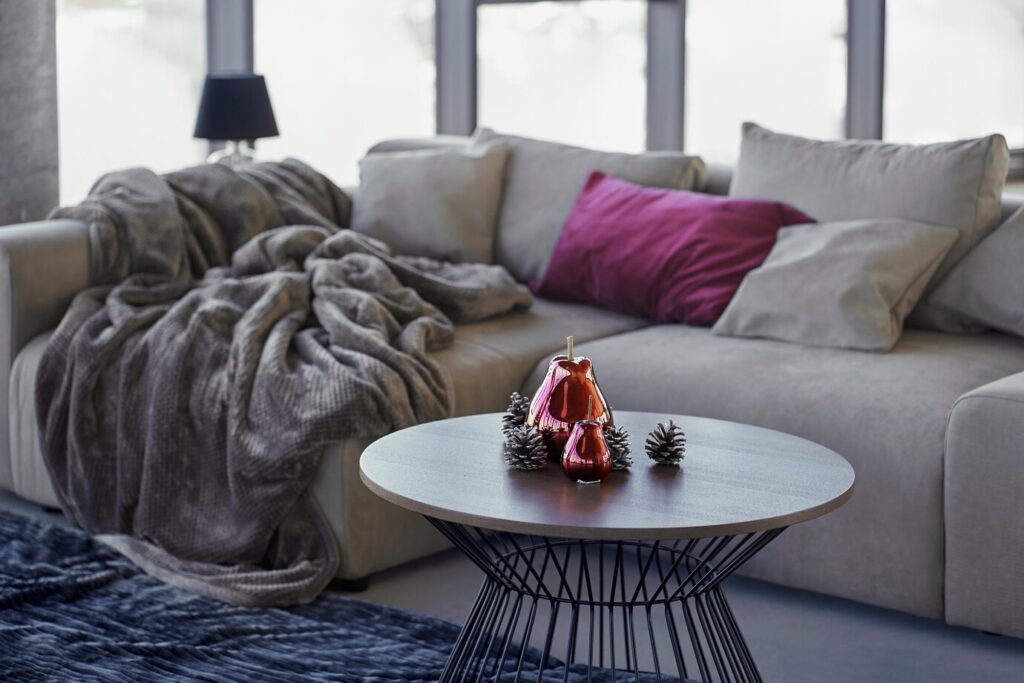 Les indispensables pour un salon cocooning : plaid, coussins et bougies
